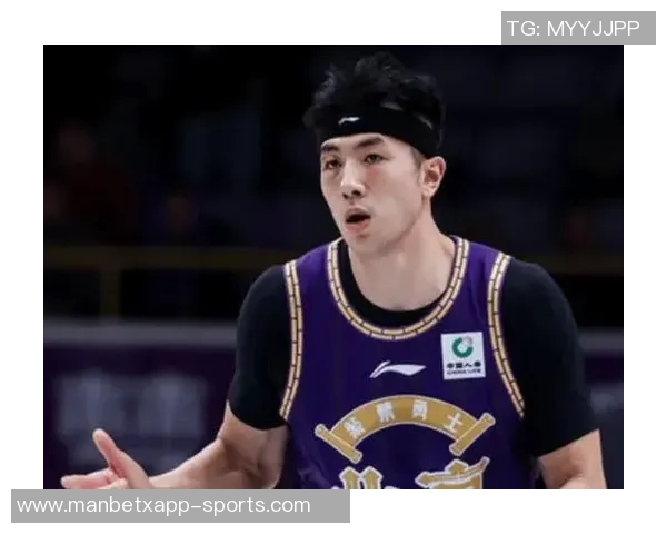 邹雨宸高效表现12投9中罚球10中8砍下27分11板成为内线核心力量